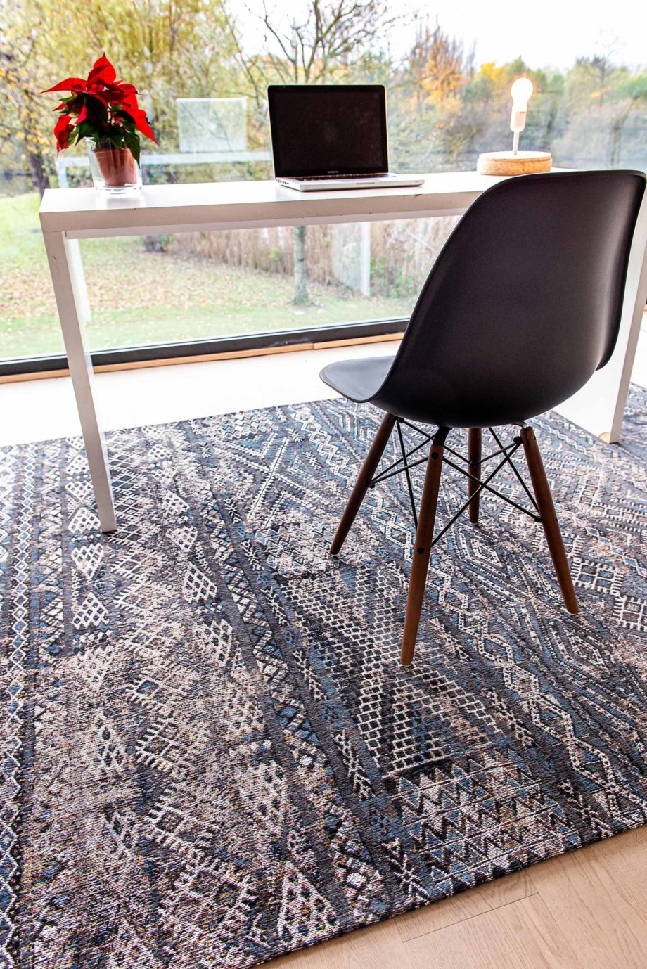 Louis De Poortere teppe LX 9113 Antiquarian Kilim Black Rabat interior 1