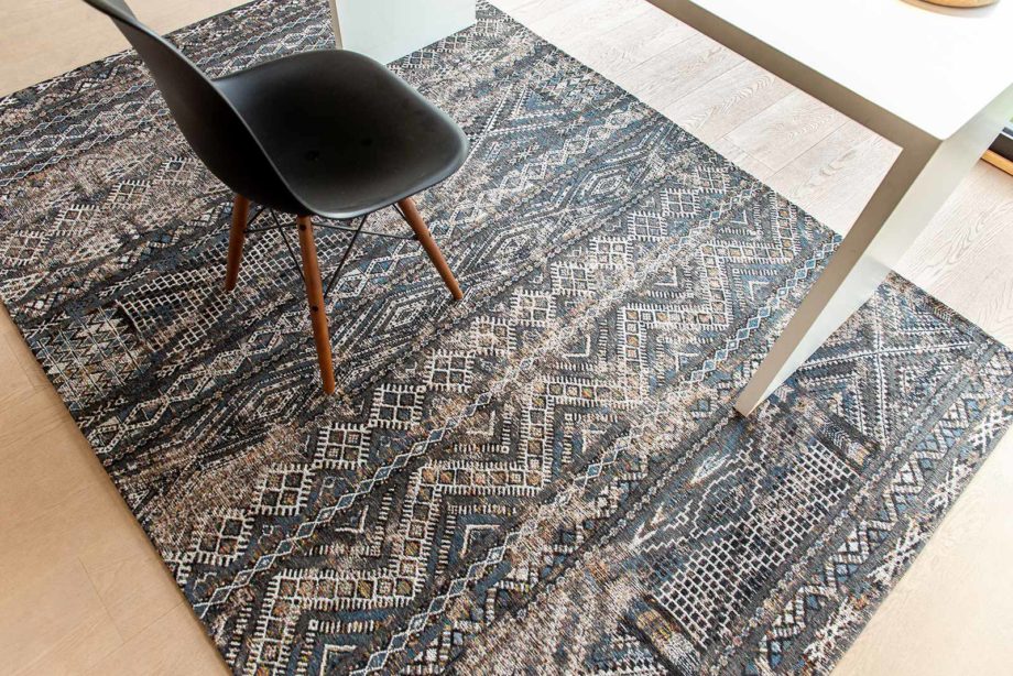 Louis De Poortere teppe LX 9113 Antiquarian Kilim Black Rabat interior 7