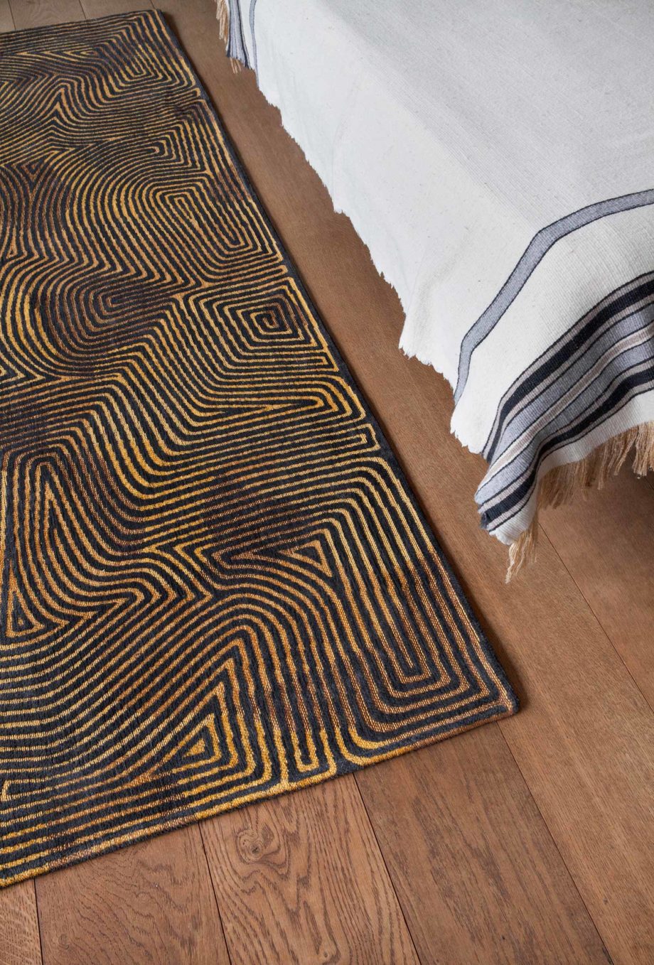 Louis De Poortere teppe LX 9227 Meditation Coral Black Gold interior 2