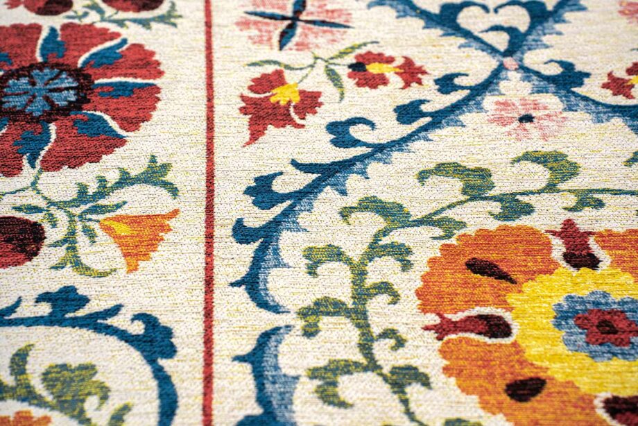Louis De Poortere teppe Antiquarian Suzani 9728 Origine zoom 3