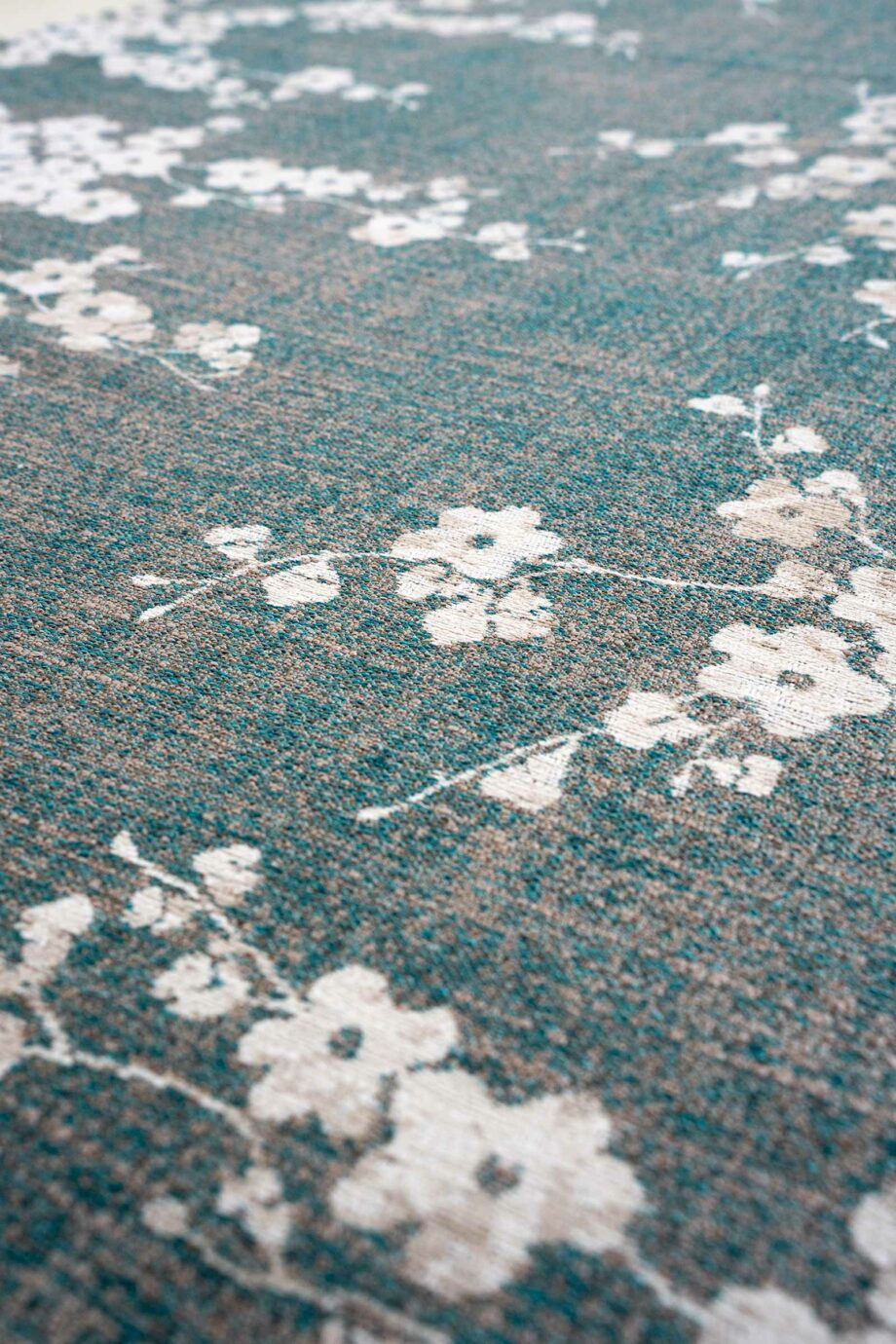 Louis De Poortere teppe Sakura 9850 Sakura Lake Blue zoom vertical